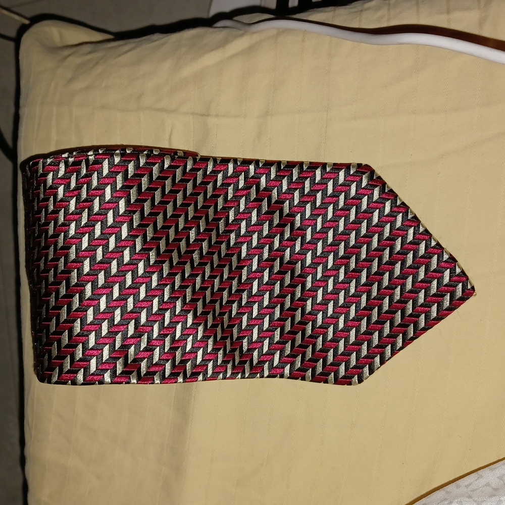 BRUNO PIATTELLI PURE SILK PATTERN TIE **rare** map ok back. In perfect condition